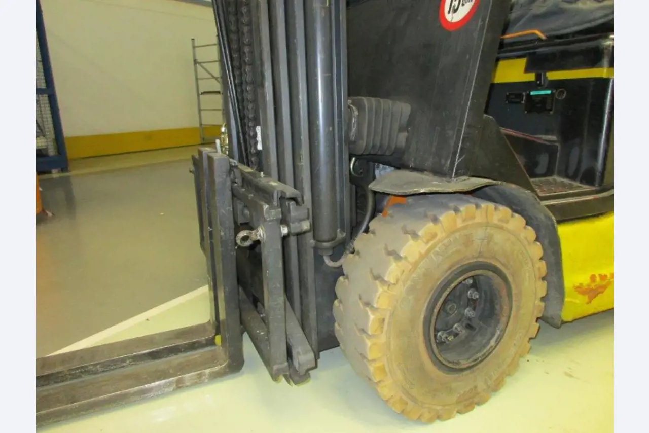 Nowe i używane części zamienne i maszyny (1 500 części łożyskowych: hydraulika, robotyka, pneumatyka i automatyka)-5